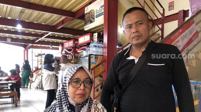 Irmawati dan Mamat, keluarga dari Dayu (41) dan Andrianto (19), ibu dan anak yang tewas berpelukan dalam kebakaran Depo Pertamina Plumpang, saat di Rs Polri Kramat Jati Jakarta Timur, Minggu (5/3/2023).