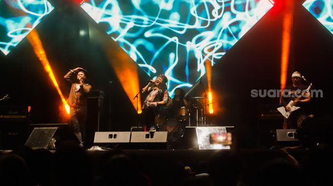 Aksi panggung Band Rock Seurieus x Candil saat tampil di Everblast Festival 2023 di Gambir Expo Kemayoran, Jakarta, Sabtu (4/3/2023). [Suara.com/Alfian Winanto]