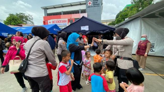 Anak-anak korban kebakaran Pertamina Plumpang saat berada di posko pengungsiaan PMI Jakut. (Antara)