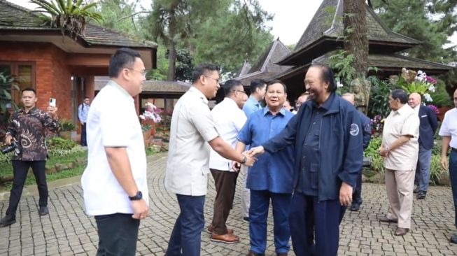 Ketum Gerindra Prabowo Subianto menyambut kedatangan Ketum NasDem Surya Paloh di kediaman Hambalang, Minggu (5/3/2023). (Dok. Gerindra)