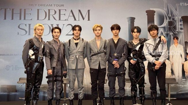 NCT Dream dalam jumpa pers sebelum konser The Dream Show 2 in Jakarta pada Sabtu (4/3/2023) di ICE, BSD City, Tangerang Selatan. [Suara.com/Sumarni]