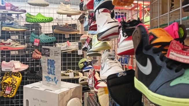 Various types of shoes and sneakers at Jakarta Sneaker Day at ICE BSD, South Tangerang at the end of February 2023. (Rena Pangesti/Suara.com)