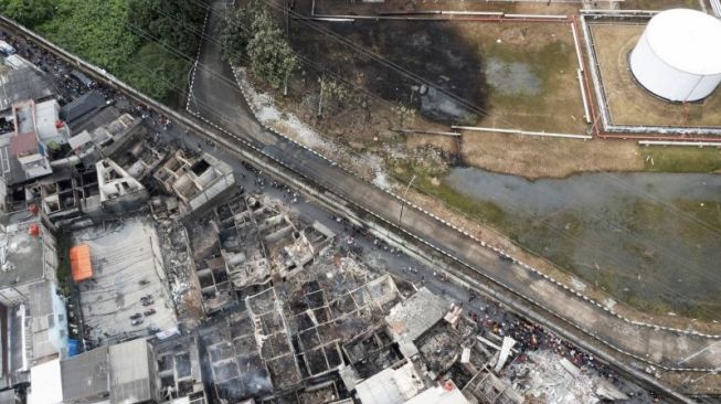 Foto udara permukiman penduduk yang hangus terbakar dampak kebakaran Depo Pertamina Plumpang di Jalan Koramil, Rawa Badak Selatan, Koja, Jakarta, Sabtu (4/3/2023). Kejadian tersebut merenggut 14 nyawa warga dan melukai puluhan lainnya. ANTARA FOTO/M Risyal Hidayat/foc.