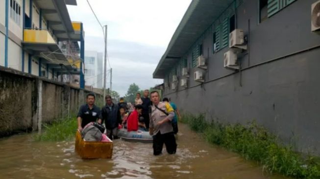 Jalan Raya Penghubung Singkawang-Bengkayang Banjir Rob