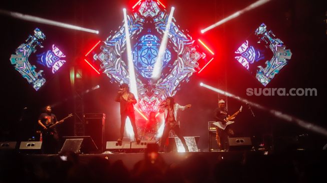 Aksi panggung Band Rock Seurieus x Candil saat tampil di Everblast Festival 2023 di Gambir Expo Kemayoran, Jakarta, Sabtu (4/3/2023). [Suara.com/Alfian Winanto]