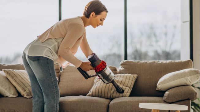 Jangan Asal! Ini 8 Tips Membersihkan Sofa agar Tetap Awet dan Bersih