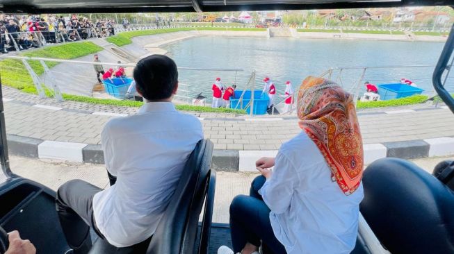 Presiden Joko Widodo atau Jokowi dan Iriana Jokowi meninjau Kolam Retensi Andir di Kabupaten Bandung, Jawa Barat, Minggu (6/3/2023). (Laily Rachev - Biro Pers Sekretariat Presiden)