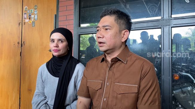 Istri Indra Bekti, Aldila Jelita bersama kuasa hukum Milano Lubis di kawasan Jalan Kapten P Tendean, Jakarta Selatan, Senin (6/3/2023). [Adiyoga Priyambodo/Suara.com]