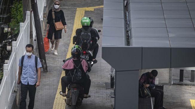 Pengendara sepeda motor melintas di atas trotoar Jalan Gatot Subroto, Jakarta, Senin (6/3/2023). [ANTARA FOTO/Aprillio Akbar].