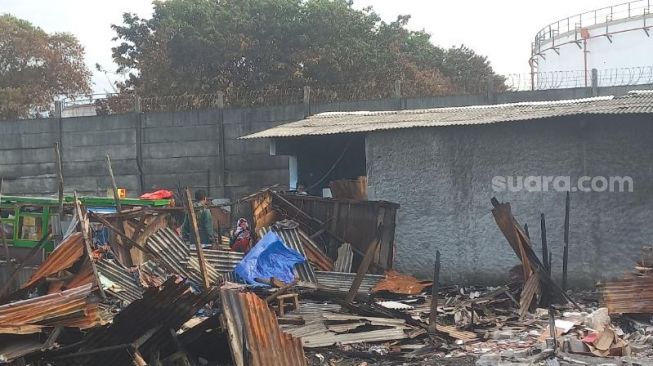 Bangunan rumah warga yang ludes terbakar saat Depo Pertamina Plumpang terbakar. (Suara.com/Faqih)