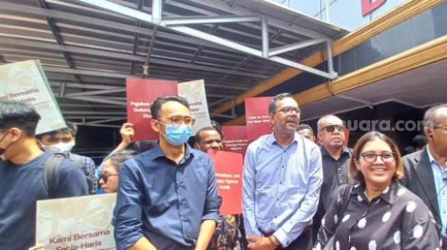 Haris Azhar dan Fatia KontraS, tersangka kasus pencemaran baik Luhut Panjaitan di Polda Metro Jaya. Keduanya menghadiri proses pelimpahan tahap dua alias penuntutan atas kasus yang dilaporkan Luhut. (Suara.com/M Yasir)