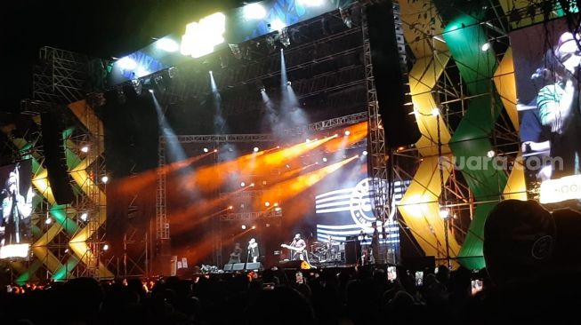 Grup band Hoobastank tampil memukau di Everblast Festival 2023 yang digelar di Jakarta International Expo, Kemayoran, Jakarta, Minggu (5/3/2023) malam. [Suara.com/Ummi Hadyah Saleh]