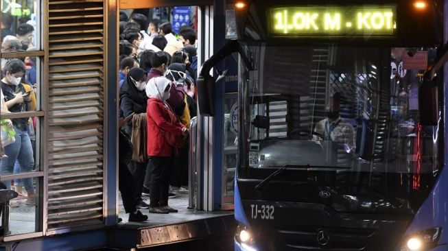 Naik Transportasi Umum Sudah Boleh Lepas Masker