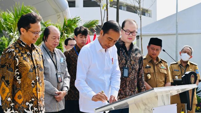 Presiden Joko Widodo atau Jokowi meresmikan Rumah Sakit Mayapada Bandung di Jalan Terusan Buah Batu, Kota Bandung, Senin (6/3/2023). (Laily Rachev - Biro Pers Sekretariat Presiden)