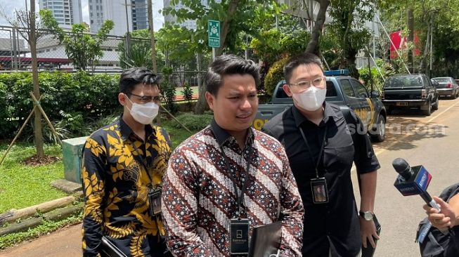 Kuasa Hukum AG (15), Mangatta Toding Allo saat ditemui awak media di Polda Metro Jaya.  (Indonesia/M Yasir)
