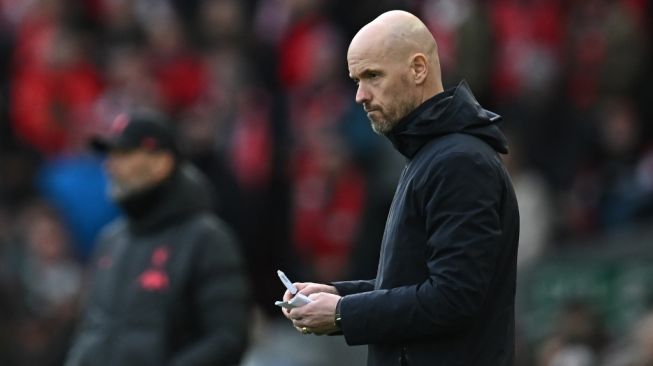 Manajer Manchester United, Erik ten Hag mengamati permainan timnya pada pertandingan Liga Inggris di Stadion Anfield yang rampung Senin (6/3/2023) dini hari WIB. [Paul ELLIS / AFP]