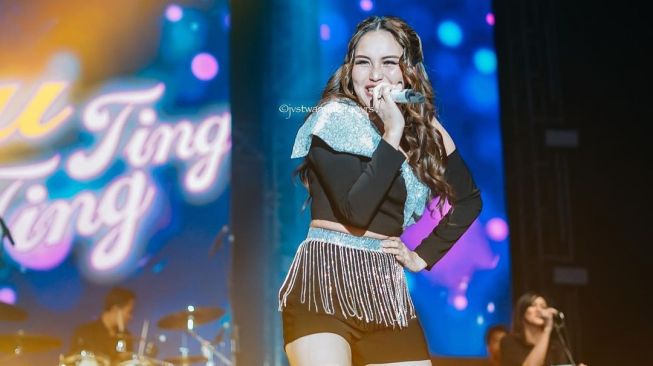 Tampil Cantik saat Konser di Bandung, Kostum Ayu Ting Ting Dianggap Tiru Jennie Blackpink