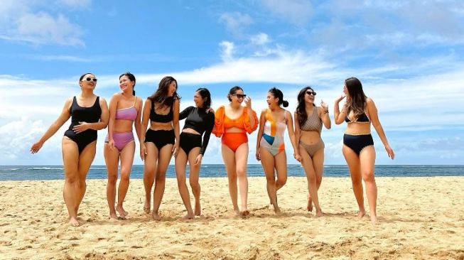 Nagita Slavina pakai bikini bareng Nisya Ahmad dan geng. (Instagram/ nisyaa)