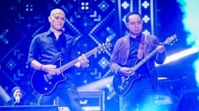 Wakasad Letjen TNI Agus Jadi Gitaris di Konser Dewa 19, Netizen: Jenderal Panutan!