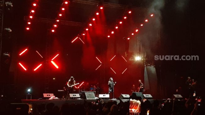 Grup band Cokelat tampil enerjik di Everblast Festival 2023 yang digelar di Jakarta International Expo, Kemayoran, Jakarta, Minggu (5/3/2023) malam. [Suara.com/Ummi Hadyah Saleh]