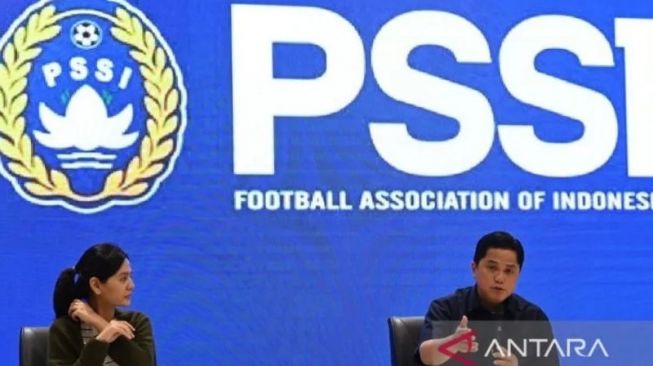 Ketua Umum Persatuan Sepak Bola Seluruh Indonesia (PSSI) Erick Thohir (kanan) didampingi Wakil Ketua Umum Ratu Tisha Destria (kiri) memberikan keterangan pers terkait hasil keputusan bersama Sarasehan Sepak Bola Indonesia di GBK Arena, Jakarta, Minggu (5/3/2023). ANTARA FOTO/Indrianto Eko Suwarso/tom. 