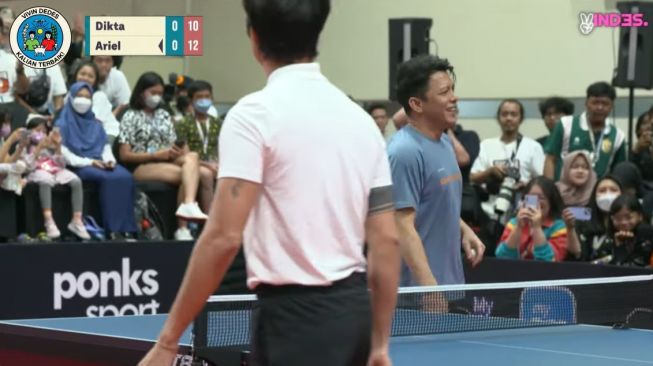 Potret Ariel NOAH dan Dikta tanding pingpong (YouTube/VINDES)