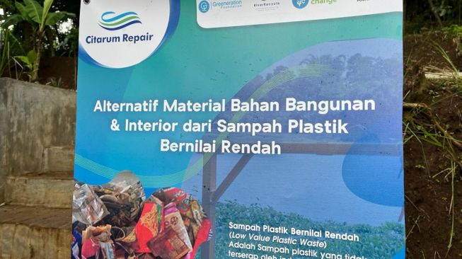 Greeneration Foundation sekali lagi menaruh perhatian pada program ‘Citarum Repair’ bertema “Pembersihan Sungai Citarum dari Sampah Terapung, Guna Cegah Polusi Plastik ke Lautan” pada Sabtu (25/2/2023) di Bening Saguling Foundation, Babakan Cianjur, Kabupaten Bandung Barat. (Foto: Dok. Istimewa)