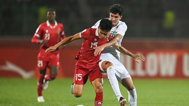 Pesepakbola Timnas U-20 Indonesia Dzaky Asraf (kiri) menggiring bola yang coba direbut pemain Timnas U-20 Uzbekistan Esanov Sherzod pada laga final Grup A Piala Asia U-20 di Stadion Istiqlol, Fergana, Uzbekistan, Selasa (7/3/20230).  ANTARA FOTO/Sigid Kurniawan/tom. 