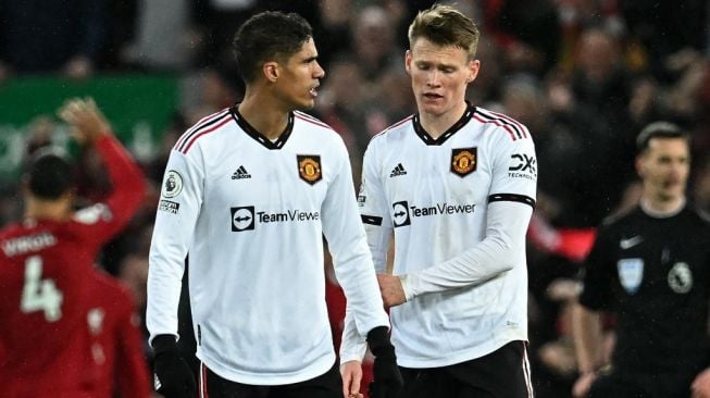 Ekspresi para pemain Manchester United pada laga Liga Inggris kontra Liverpool di Stadion Anfield, Senin (6/3/2023) dini hari WIB. [PAUL ELLIS / AFP]