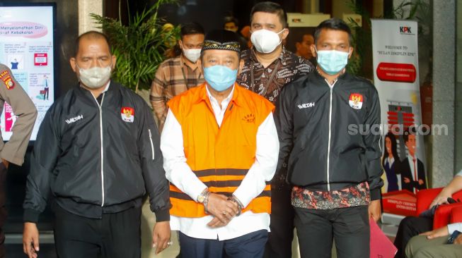 Mantan Bupati Sidoarjo Saiful Ilah berjalan menuju mobil tahanan usai diperiksa di Gedung Merah Putih KPK, Jakarta, Selasa (7/3/2023). [Suara.com/Alfian Winanto]