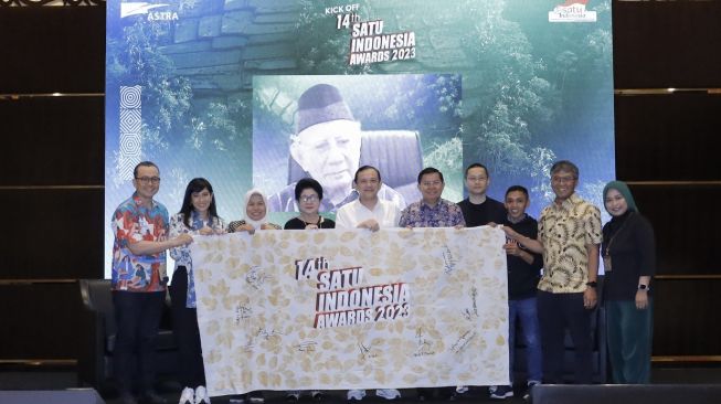 Chief of Corporate Affairs Astra Riza Deliansyah (tengah) bersama dewan juri 14th SATU Indonesia Awards 2023, Dosen Fakultas Kedokteran Universitas Indonesia Prof. Nila Moeloek (keempat kiri), Dosen Ilmu Lingkungan Pascasarjana Universitas Indonesia Prof. Emil Salim (layar), Rektor Universitas YARSI dan Guru Besar Pascasarjana Universitas Negeri Jakarta Prof. Fasli Jalal (kelima kanan), Pendiri Institut Bisnis dan Ekonomi Kerakyatan Ir. Tri Mumpuni (ketiga kiri), Direktur Utama PT Tempo Inti Media Tbk Arif Zulkifli (kedua kanan), Pegiat Seni Dian Sastrowardoyo (kedua kiri), Founder Young On Top Billy Boen (keempat kanan), Head of Corporate Communications Astra Boy Kelana Soebroto (kiri), Head of Environment & Social Responsibility Astra Diah Suran Febrianti (kanan), serta Penerima Apresiasi SATU Indonesia Awards 2022 Bidang Lingkungan David Hidayat (ketiga kanan) dalam Kick Off 14th SATU Indonesia Awards 2023 pada Senin (6/3/2023) [PT Astra International Tbk].