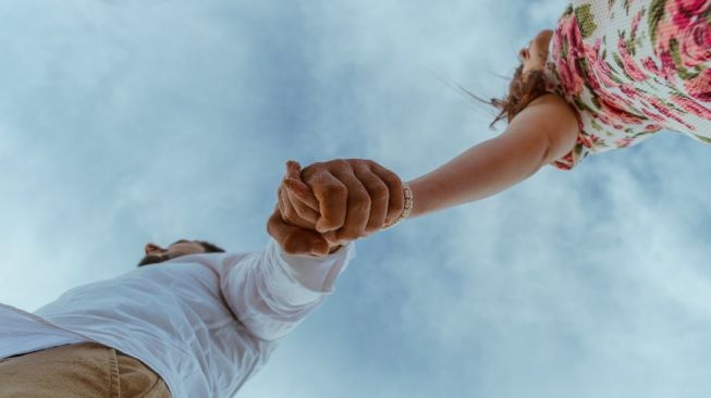 Sebelum PDKT, Yuk Intip Tipe Love Language Seseorang Berdasarkan Zodiaknya!