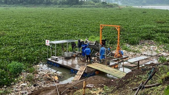 Greeneration Foundation menaruh perhatian pada program ‘Citarum Repair’ bertema “Pembersihan Sungai Citarum dari Sampah Terapung, Guna Cegah Polusi Plastik ke Lautan” pada Sabtu (25/2/2023) di Bening Saguling Foundation, Babakan Cianjur, Kabupaten Bandung Barat. (Foto: Dok. Istimewa)