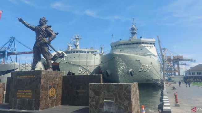 Kapal perang Republik Indonesia Banda Aceh 593 bersandar di pangkalan Komando Lintas Laut Militer (Kolinlamil) Jakarta Utara, Selasa (7/3/2023). ANTARA/Abdu Faisal