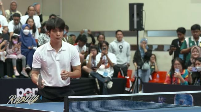 Potret Ariel NOAH dan Dikta tanding pingpong (YouTube/VINDES)