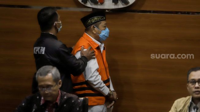 Mantan Bupati Sidoarjo Saiful Ilah dihadirkan saat konferensi pers usai diperiksa di Gedung Merah Putih KPK, Jakarta, Selasa (7/3/2023). [Suara.com/Alfian Winanto]