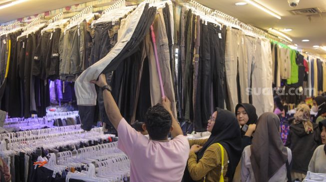 Dilarang Pemerintah, Apakah Pembeli Thrifting Baju Bekas Impor Bakal Kena Sanksi?