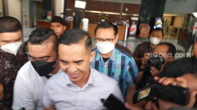 Kepala Kantor Direktorat Jenderal Bea dan Cukai (DJBC) Yogyakarta nonaktif Eko Darmanto usai menjalani klarifikasi soal harta kekayaannya di KPK. (Suara.com/Yaumal)