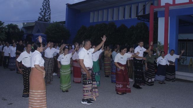 Sejumlah aparat sipil negara (ASN) Dinas Pendidikan dan Kebudayaan NTT berjoget bersama sebelum masuk kantor saat penerapan kebijakan ASN masuk kantor jam 05.30 WITA di Kota Kupang, NTT, Selasa (7/3/2023). [ANTARA FOTO/Kornelis Kaha]