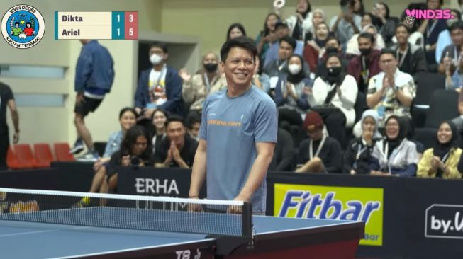 Potret Ariel NOAH dan Dikta tanding pingpong (YouTube/VINDES)