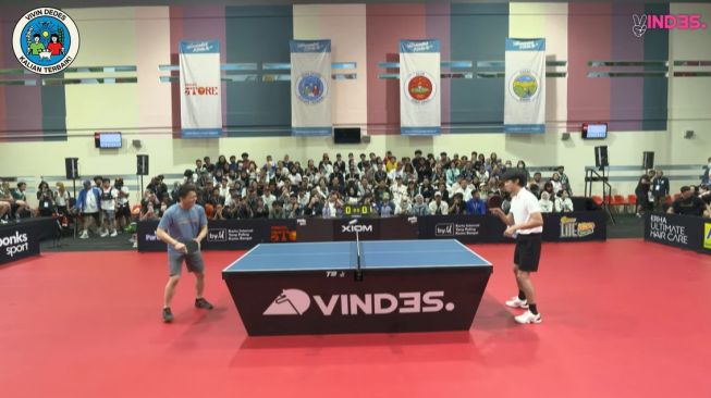 Potret Ariel NOAH dan Dikta tanding pingpong (YouTube/VINDES)