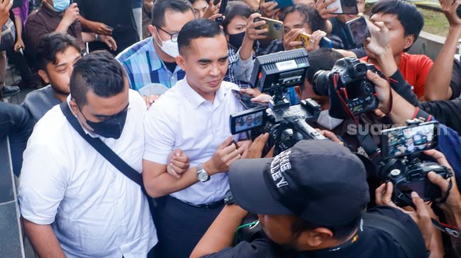 Mantan Kepala Kantor Bea Cukai Yogyakarta Eko Darmanto usai menjalani pemeriksaan di Gedung Merah Putih KPK, Jakarta, Selasa (7/3/2023). [Suara.com/Alfian Winanto]