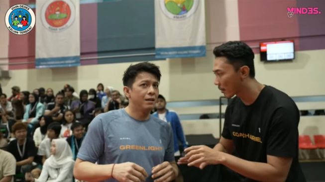 Potret Ariel NOAH dan Dikta tanding pingpong (YouTube/VINDES)