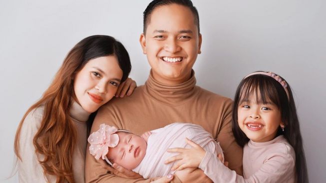 Putri Rachmadania bersama suami dan dua anaknya. [Instagram]