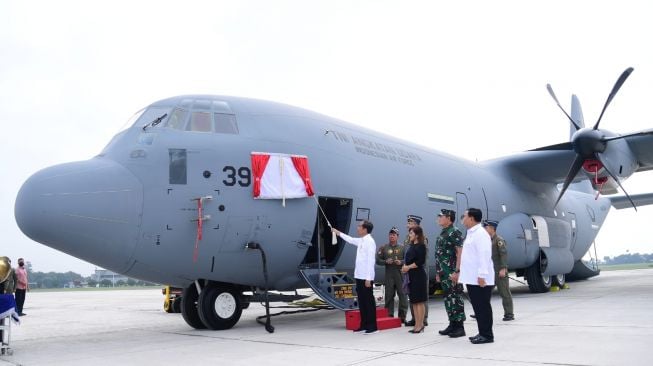 Presiden Joko Widodo atau Jokowi didampingi Menhan Prabowo Subianto meninjau pesawat baru TNI Angkatan Udara C-130J-30 Super Hercules di Pangkalan TNI AU Lanud Halim Perdanakusuma, Jakarta, Rabu (8/3/2023). [Foto: Lukas - Biro Pers Sekretariat Presiden]