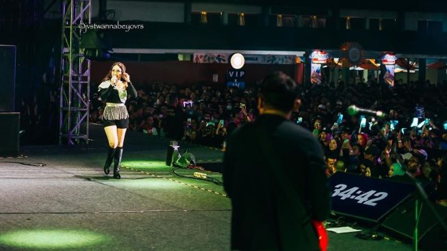 Potret Centil Ayu Ting Ting Manggung di Bandung (Instagram/@ayutingting92)