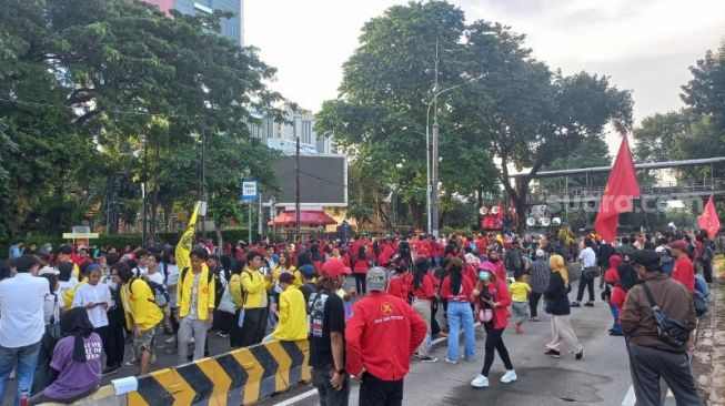 Suasana unjuk rasa di Jalan Medan Merdeka Barat, Jakarta Pusat, Rabu (8/3/2023). (Suara.com/Rakha)