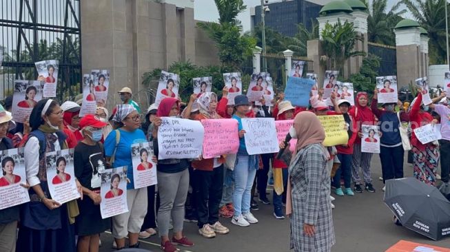 Massa perempuan mendesak DPR RI mengesahkan RUU PPRT, Rabu (8/3/2023). (Suara.com/Bagas)