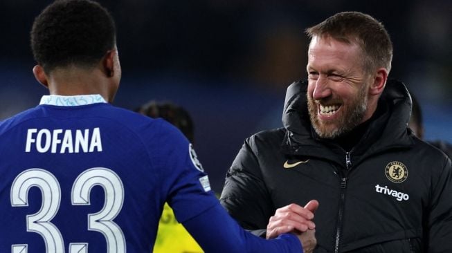 Reaksi pelatih Chelsea, Graham Potter (kiri) usai laga Liga Champions kontra Borussia Dortmund di Stadion Stamford Bridge, London, Inggris, Rabu (8/3/2023) dini hari WIB. [Adrian DENNIS / AFP]