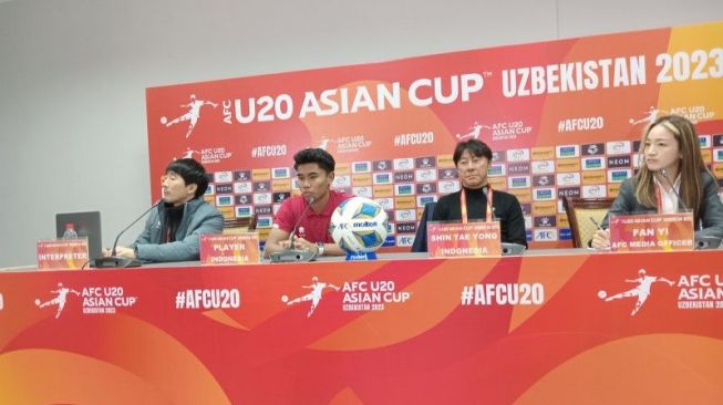 Kapten timnas Indonesia U-20 Muhammad Ferrari (kedua dari kiri) menjawab pertanyaan para pewarta pada konferensi pers setelah pertandingan Piala Asia U-20 melawan Uzbekistan, yang berlangsung di Stadion Istiqlol, Fergana, Selasa (7/3/2023). (ANTARA/RAUF ADIPATI)